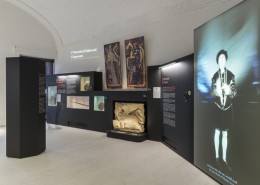Galileo Galilei Sala del MUSME con diversi reperti e il portale virtuale con Galileo Galilei