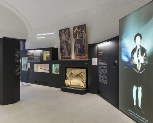 Galileo Galilei Sala del MUSME con diversi reperti e il portale virtuale con Galileo Galilei