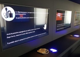 Pressione Saturazione Elettrocardiogramma due schermi e un misuratore di pressione per dimostrazioni didattiche nella sala della fisiologia