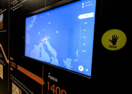 schermo touch con mappa dell'Europa con segnaletica dei medici che sono passati per l'università di Padova