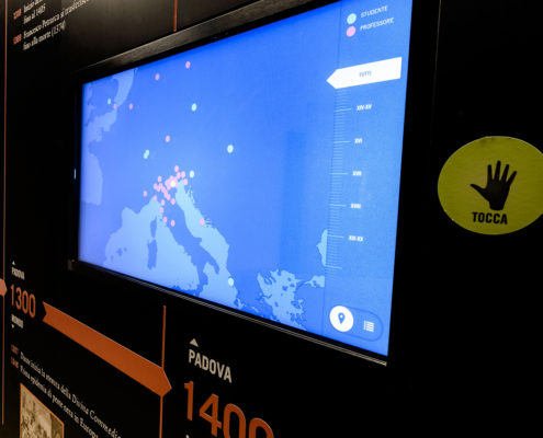 schermo touch con mappa dell'Europa con segnaletica dei medici che sono passati per l'università di Padova