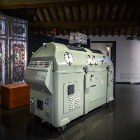 Polmone d'acciaio conservato nella sala della terapia al MUSME